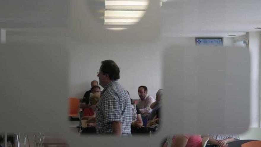 Pacientes, esperando en el interior de una sala del Hospital San Agustín.