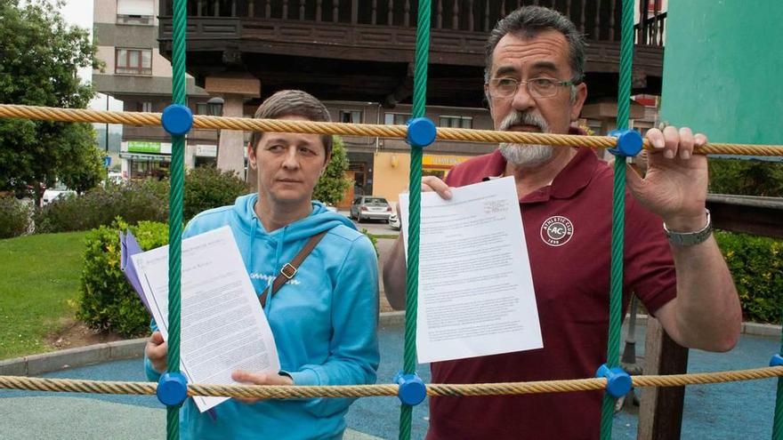 María José González y Carlos Borreguero, padres del niño, en Posada.