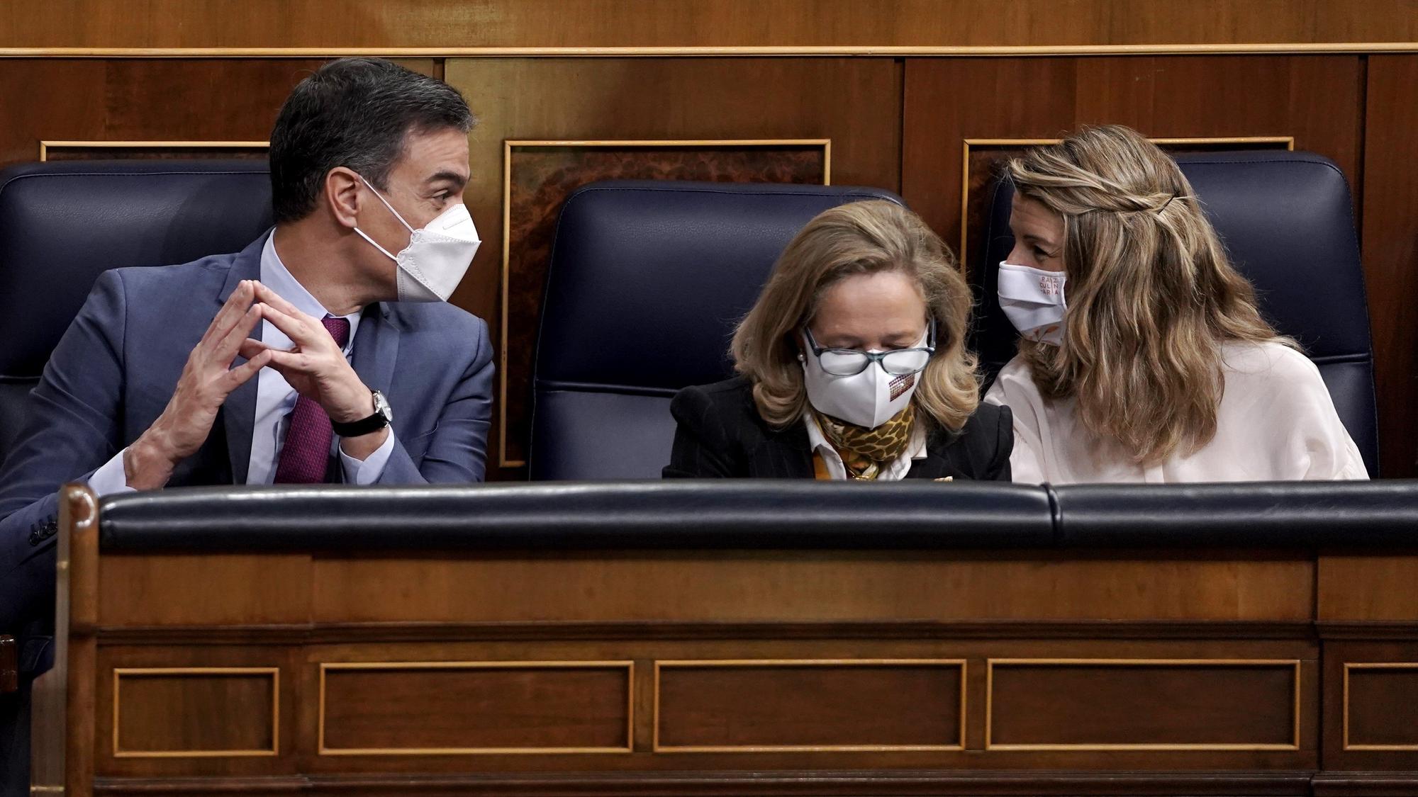 El presidente del Gobierno, Pedro Sánchez, dialoga con la ministra de Trabajo, Yolanda Díaz, durante una sesión de control al Gobierno