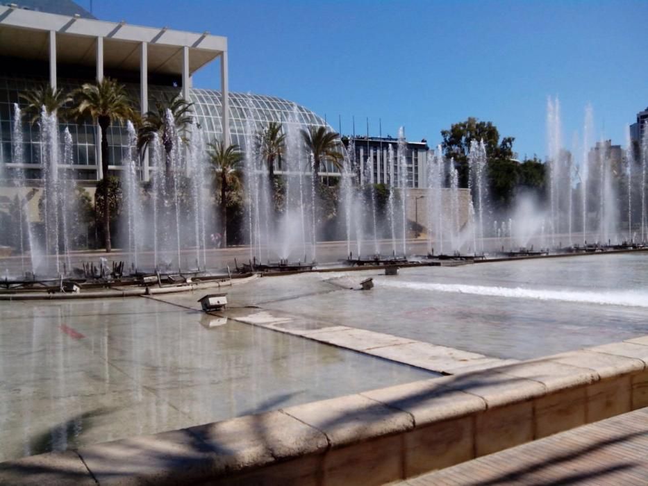 La fuente del Palau pintada de azul