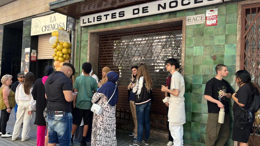 Colas de cientos de personas ante la tienda 'La Cremosa'