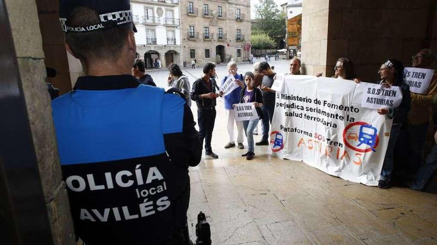 Miembros de la plataforma SOS Tren, ayer, delante del Ayuntamiento de Avilés.