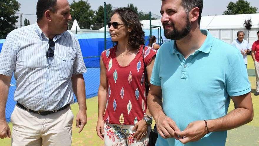 Tudanca, a la derecha, visita las instalaciones del Open Castilla y León de Tenis-Villa de El Espinar.