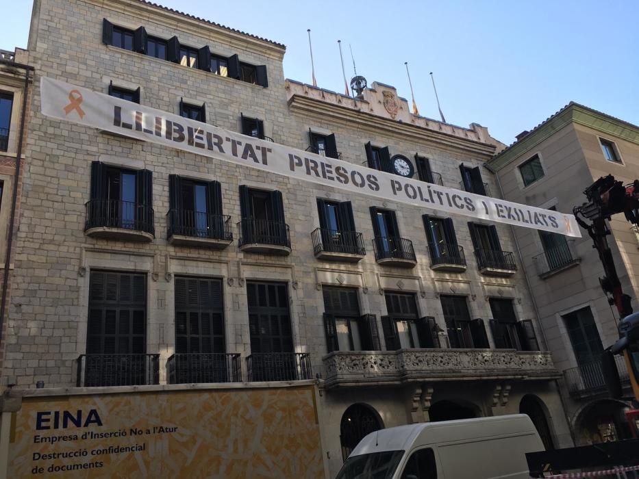 Pengen la pancarta en suport dels presos davant de l'Ajuntament de Girona