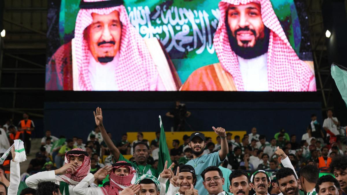 El marcador electrónico muestra los retratos del príncipe heredero, Mohamed Bin Salmán (derecha), y de su padre, el rey Salman bin Abdulaziz, durante un partido de la liga saudí.