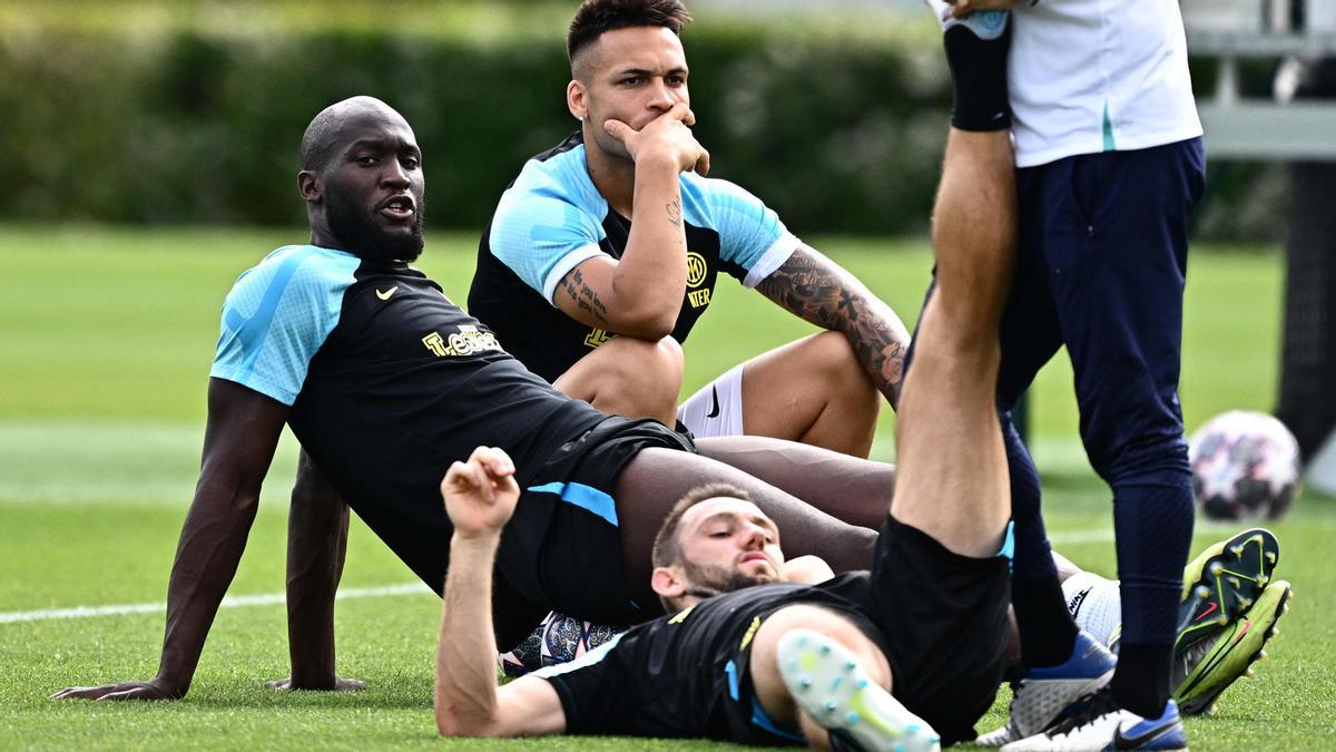 Stefan de Vrij (abajo), Romelu Lukaku (izquierda) y Lautaro Martínez durante el entreno del Inter de Milán