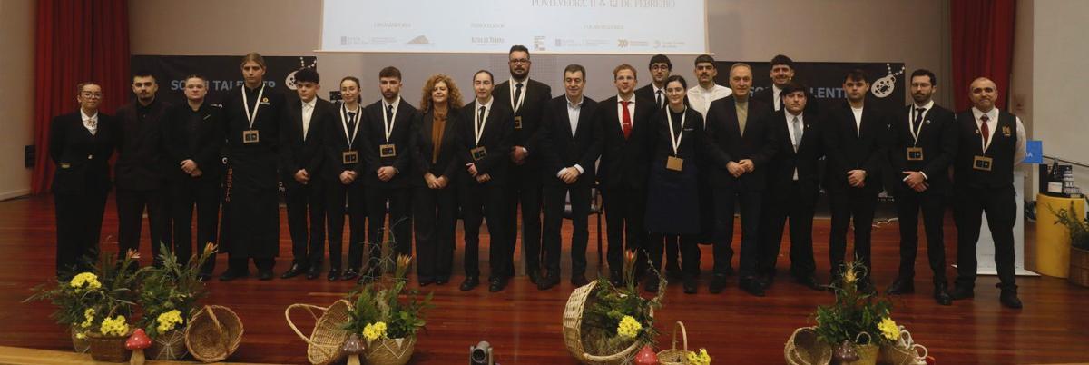 Foto de familia de las autoridades y los participantes.