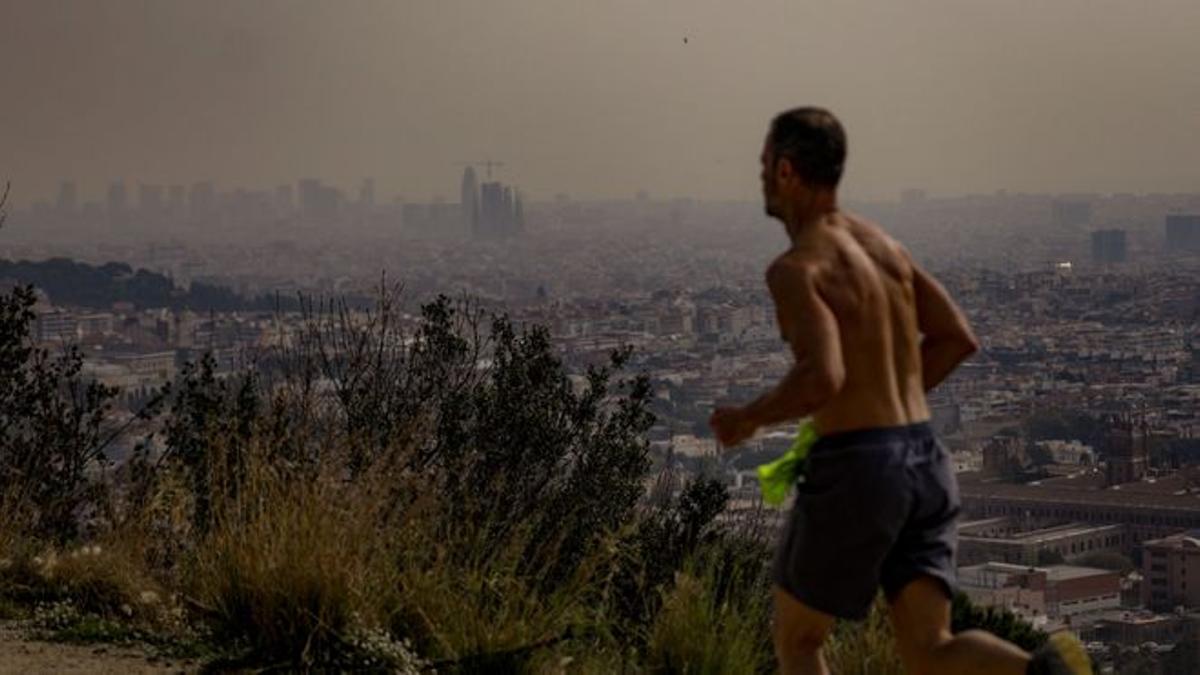 Contaminación y calima por polvo en suspensión del Sahara en Barcelona.