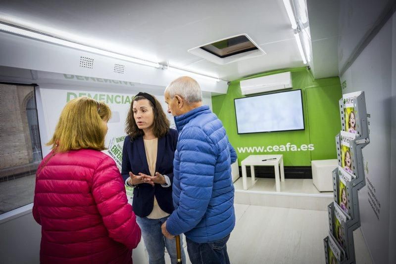 Ventura visita el autobús de la campaña La nueva Cara del Alzheimer