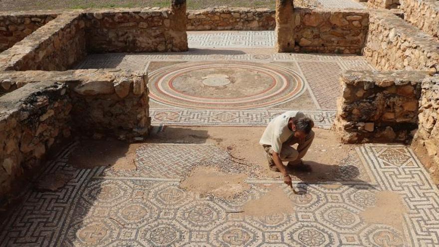 El arqueólogo Juan Francisco Álvarez muestra los mosaicos hallados en una de las habitaciones de la Domus Romana en los últimos meses.