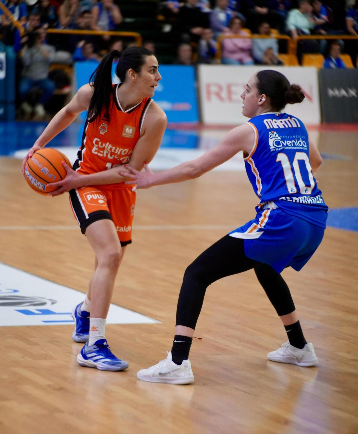 Leticia Romero e Iyana Martín, en el partido entre el Perfumerías y el Valencia BC