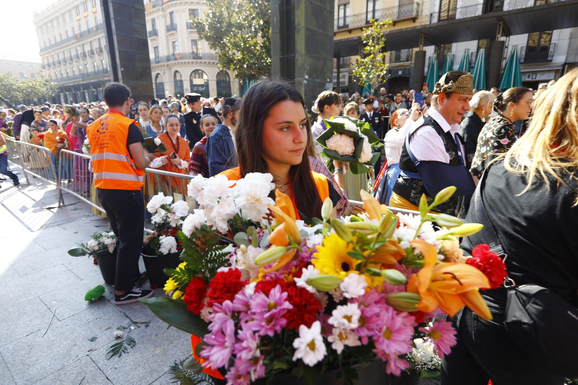 En imágenes | La Ofrenda de Flores a la Virgen del Pilar 2023 en Zaragoza (I)