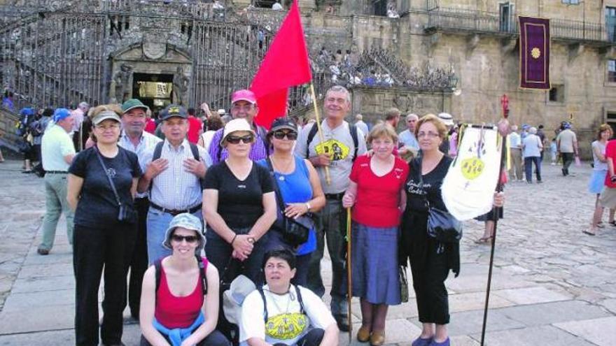 Un grupo de peregrinos tinetenses posa delante de la catedral de Santiago de Compostela.