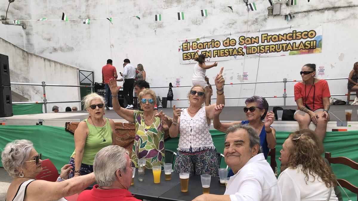 "El mejor cocido de Cáceres", el de los Burgos: 300 raciones y 25 kilos de garbanzos