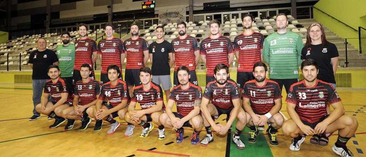 Foto de familia de la plantilla y el cuerpo técnico del Embutidos Lalinense Balonmán Lalín. // Bernabé/Javier Lalín