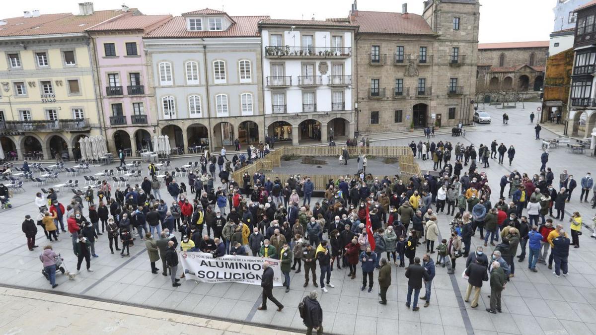 Una concentración de trabajadores de la extinta industria avilesina del aluminio. | Ricardo Solís