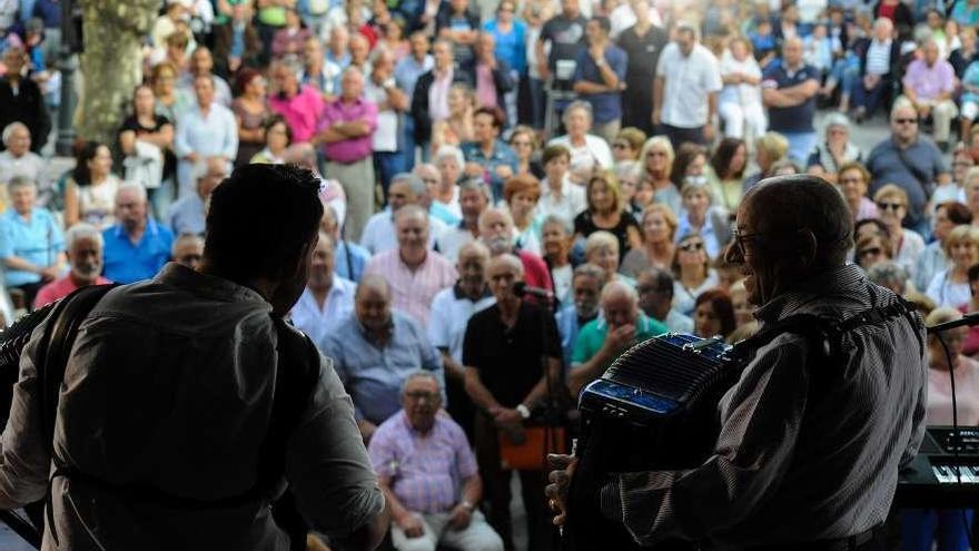 Manso, a la derecha, con su acordeón, en la edición del año pasado de &quot;Vilaxoán canta&quot;. // Iñaki Abella