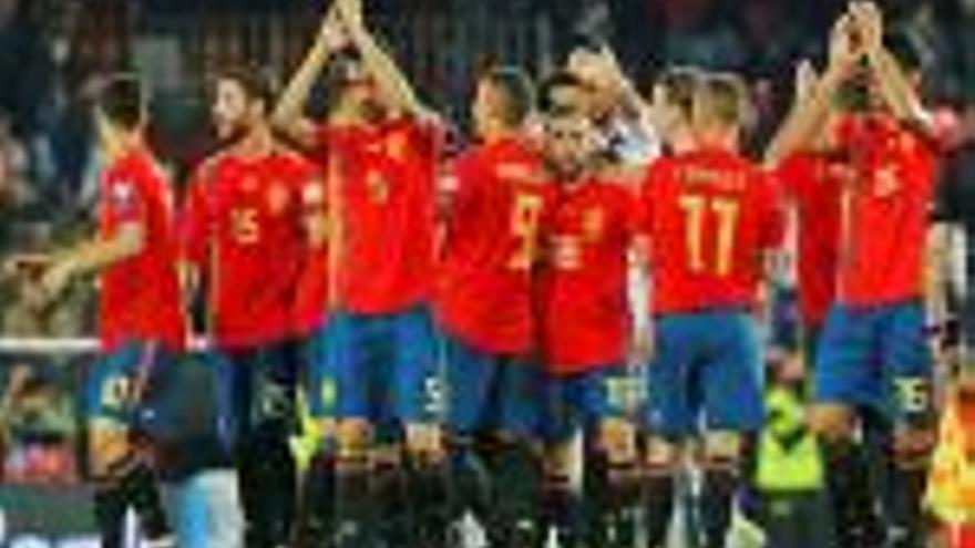Els jugadors de la selecció espanyola, celebrant la victòria després del partit d&#039;anit a Mestalla.