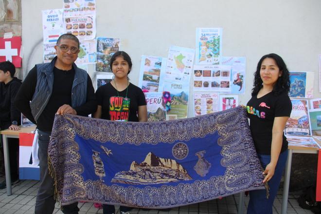 Los alumnos del IES Valverde de Lucerna exhiben su diversidad cultural