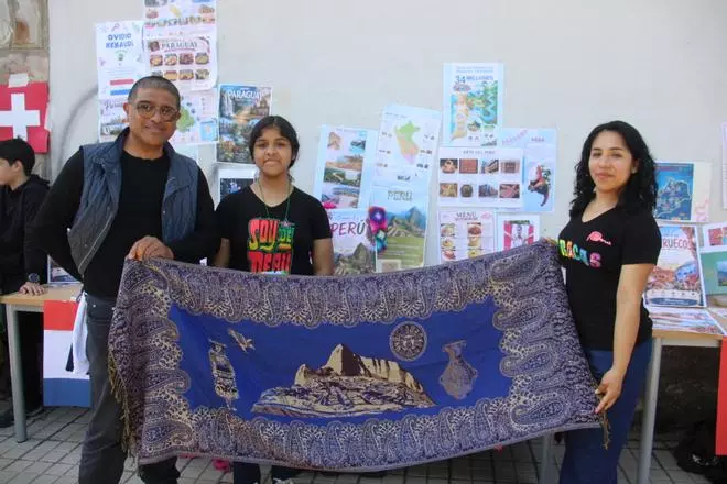 Los alumnos del IES Valverde de Lucerna exhiben su diversidad cultural