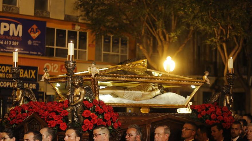 El Viernes Santo despide la Semana Santa ante miles de ilicitanos devotos