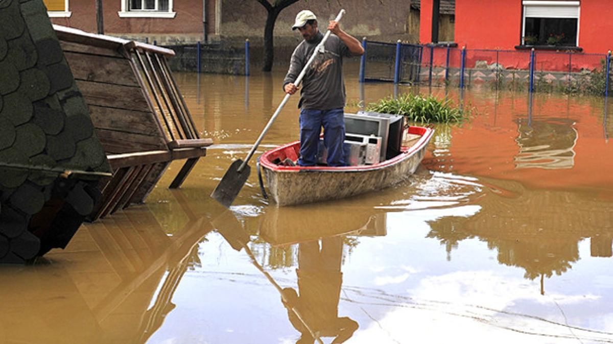 Un pagès hongarès intenta salvar les pertinences de casa seva, inundada, a Rakacaszend, Hongria.