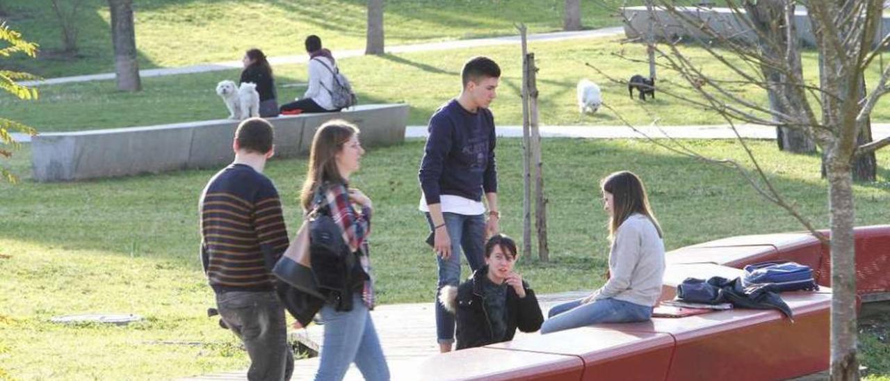 Estudiantes del campus universitario, en el entorno del edificio Xurídico-Empresarial. // Iñaki Osorio