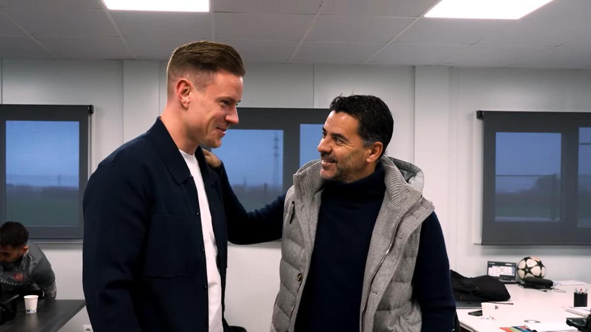 Ter Stegen saluda a Míchel, portero del Girona.