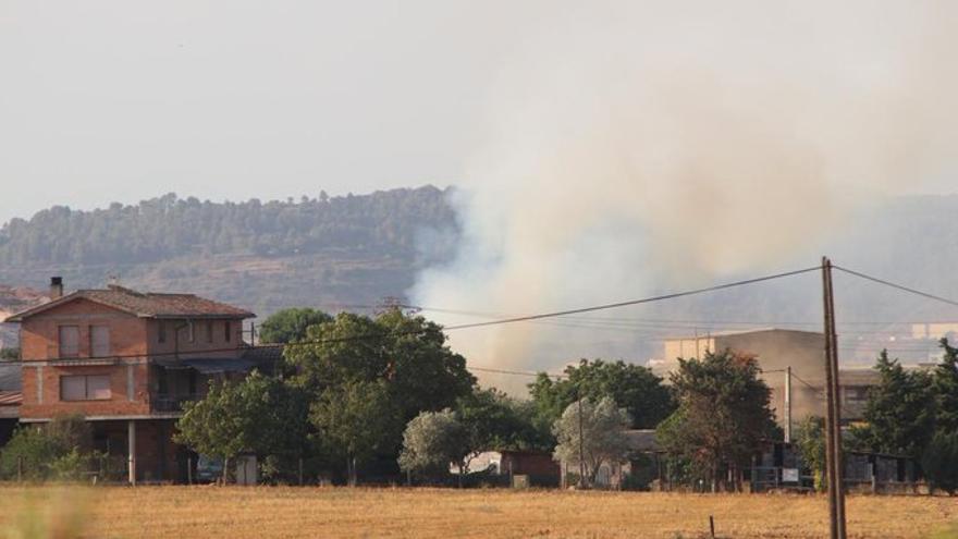 El fum que ha generat l&#039;incendi del paller d&#039;una granja de Sallent