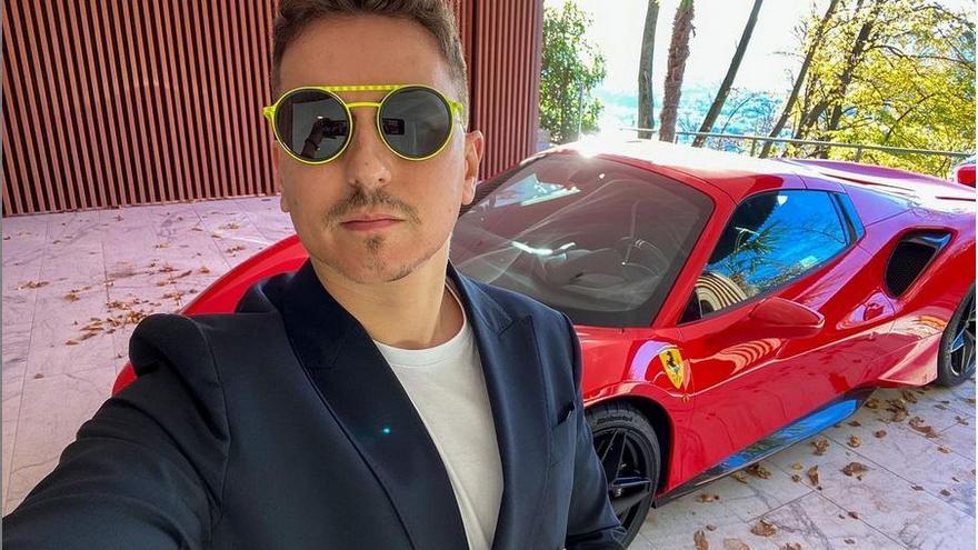 Jorge Lorenzo posa con su Ferrari en su residencia de Lugano, en Suiza