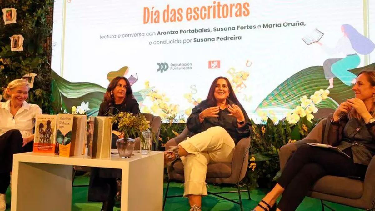 A la izquierda, Susana Fortes, en el coloquio promovido por la Deputación de Pontevedra este lunes con Portabales y Oruña, conducido por Susana Pedreira.