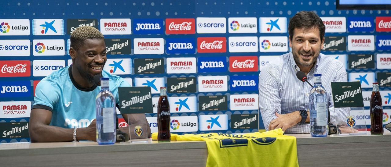 El consejero delegado del Villarreal CF, Roig Negueroles (d), durante la presentación de Serge Aurier (i) de este viernes.