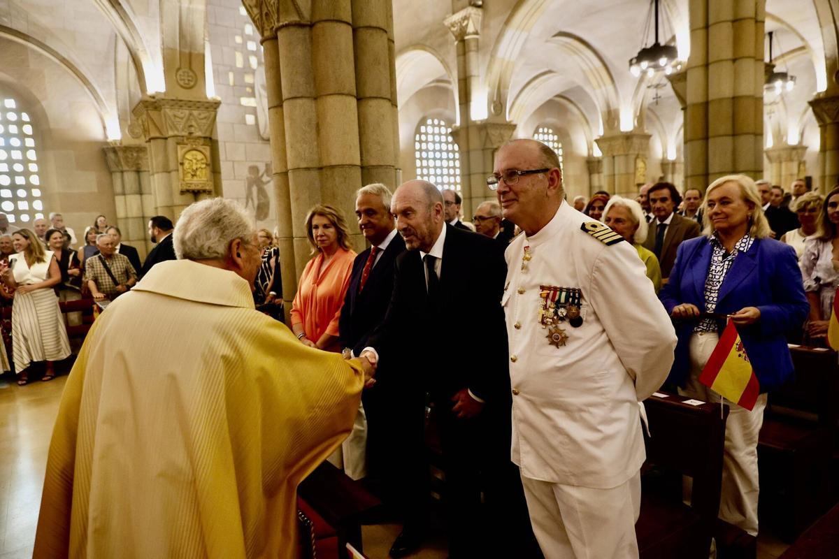 Alcaldesa, Carmen Moriyón, y el concejal de Relaciones Institucionales y Juventud, Jorge González-Palacios, asisten a la ofrenda floral a la Virgen del Carmen, patrona de La Armada.