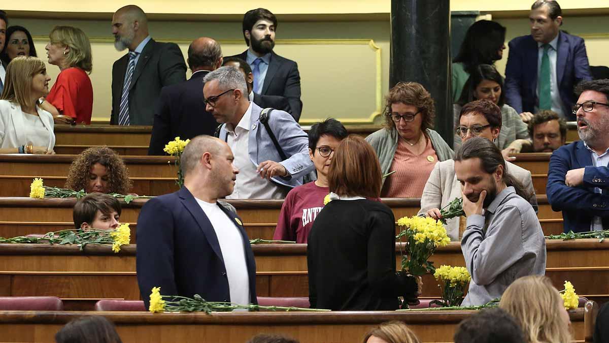 Los diputados de ERC llegan al Congreso con flores amarillas.