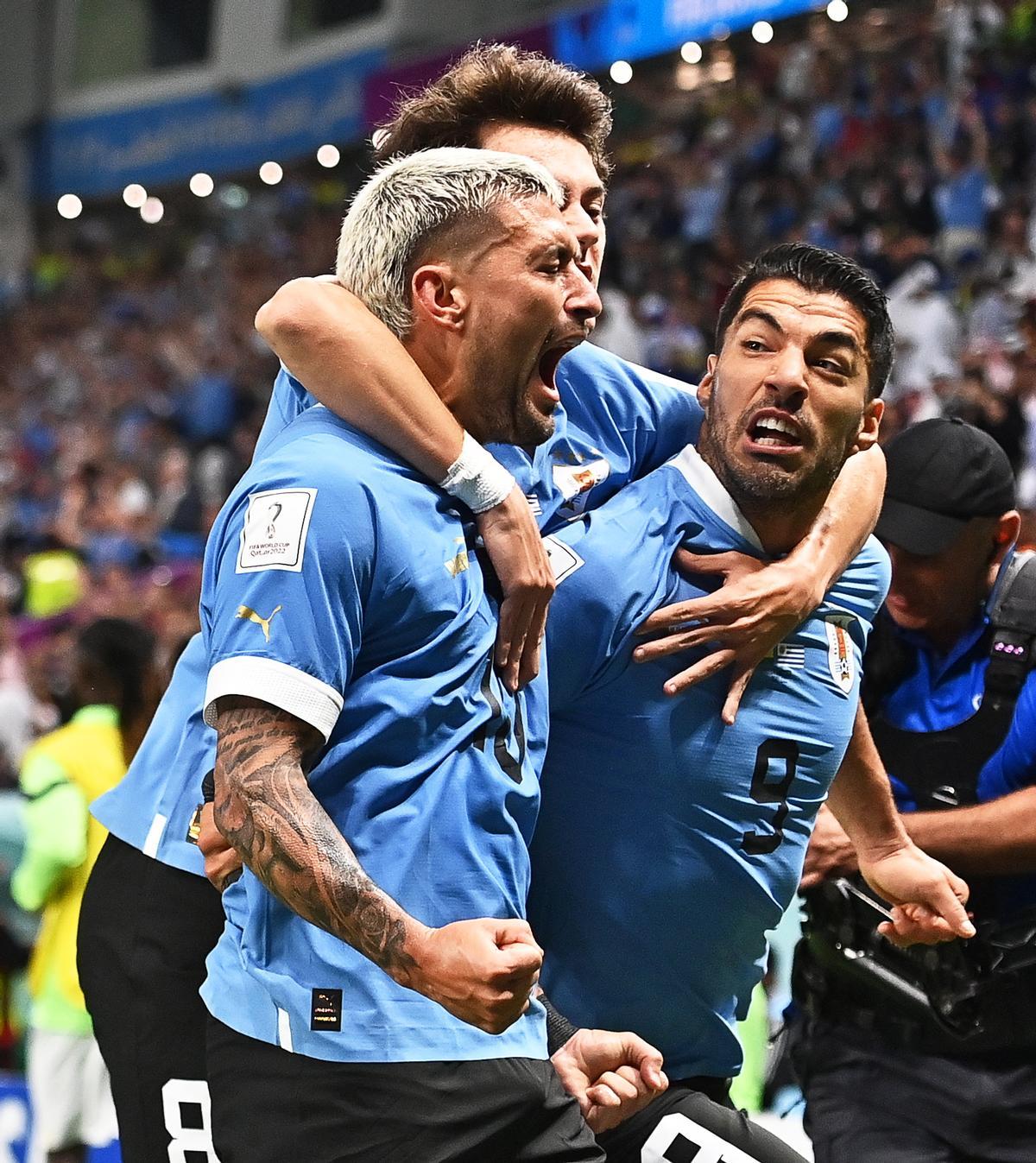 Al Wakrah (Qatar), 02/12/2022.- Giorgian de Arrascaeta (L) of Uruguay celebrates with teammates after scoring the 2-0 lead during the FIFA World Cup 2022 group H soccer match between Ghana and Uruguay at Al Janoub Stadium in Al Wakrah, Qatar, 02 December 2022. (Mundial de Fútbol, Catar) EFE/EPA/Noushad Thekkayil