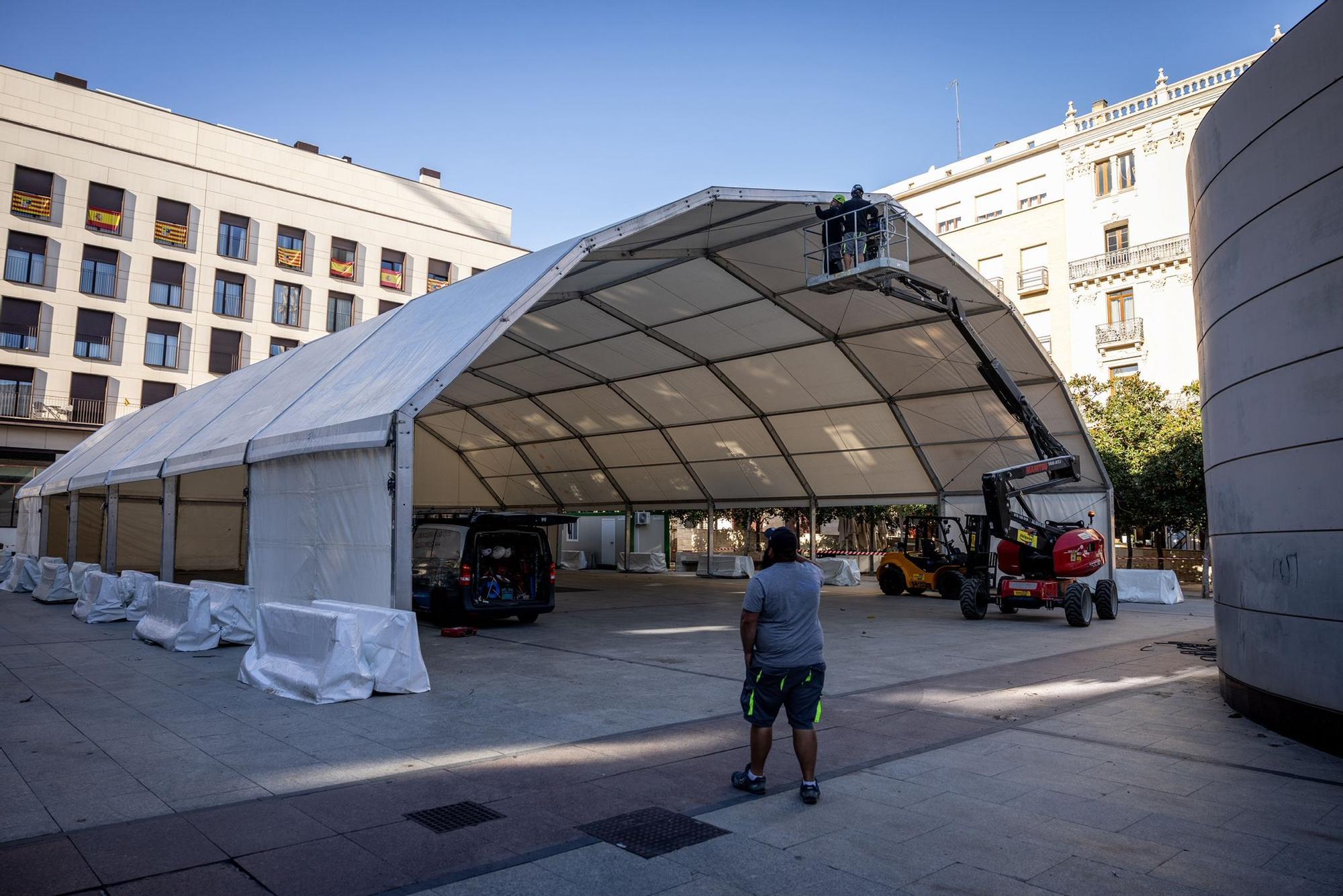 Comienza el montaje del gran escenario de las fiestas en la plaza del Pilar de Zaragoza