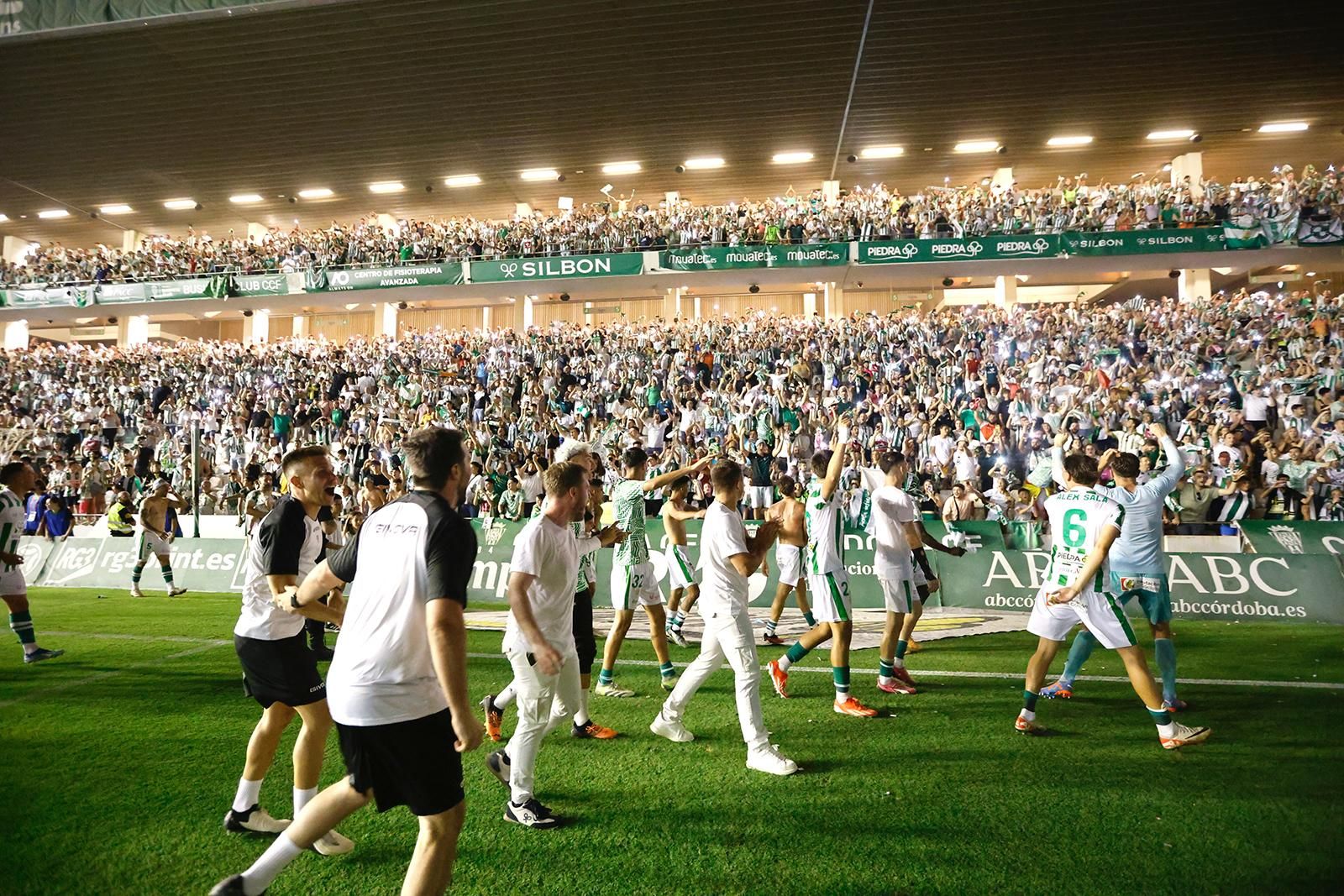 El Córdoba CF vuelve a Segunda / Las mejores imágenes de una noche para la historia