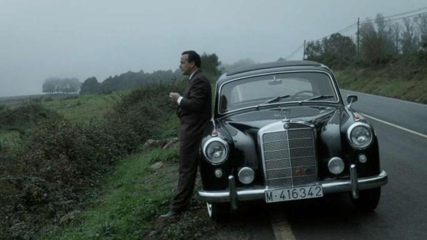 El actor Manuel Regueiro da vida al Eduardo Barreiros adulto, en un fotograma de la &#039;tv-movie&#039;. / continental