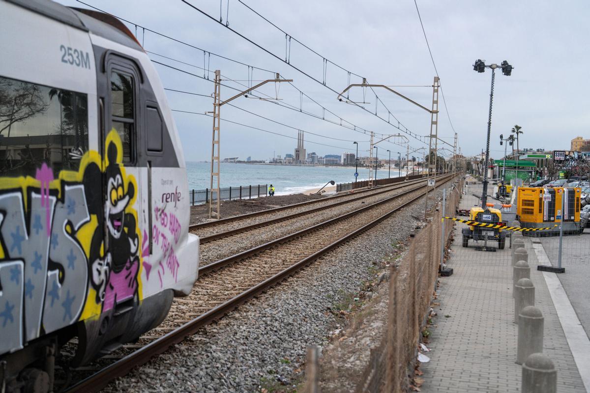 Trabajos en el paseo marítimo de Badalona, dañado por el temporal de la semana pasada.