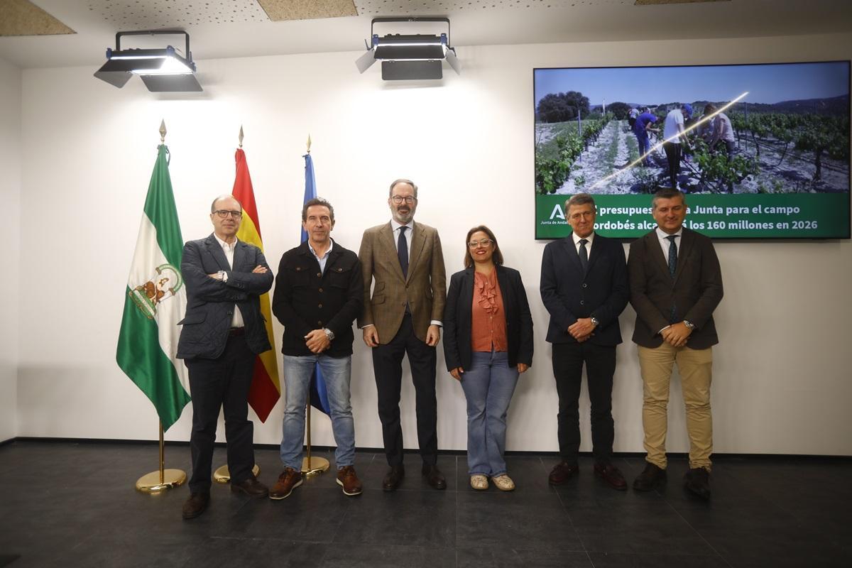 El delegado del Gobierno de la Junta de Andalucía en Córdoba, Adolfo Molina, y el delegado territorial de Agricultura, Pesca, Agua y Desarrollo Rural, Francisco Acosta, con los representantes de Asaja, COAG, UPA y Cooperativas Agroalimentarias.