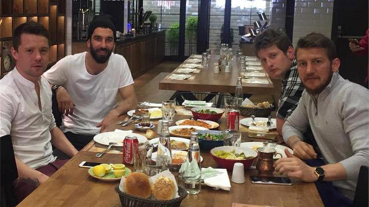 Arda Turan, junto a sus amigos, en el restaurante Arsiv