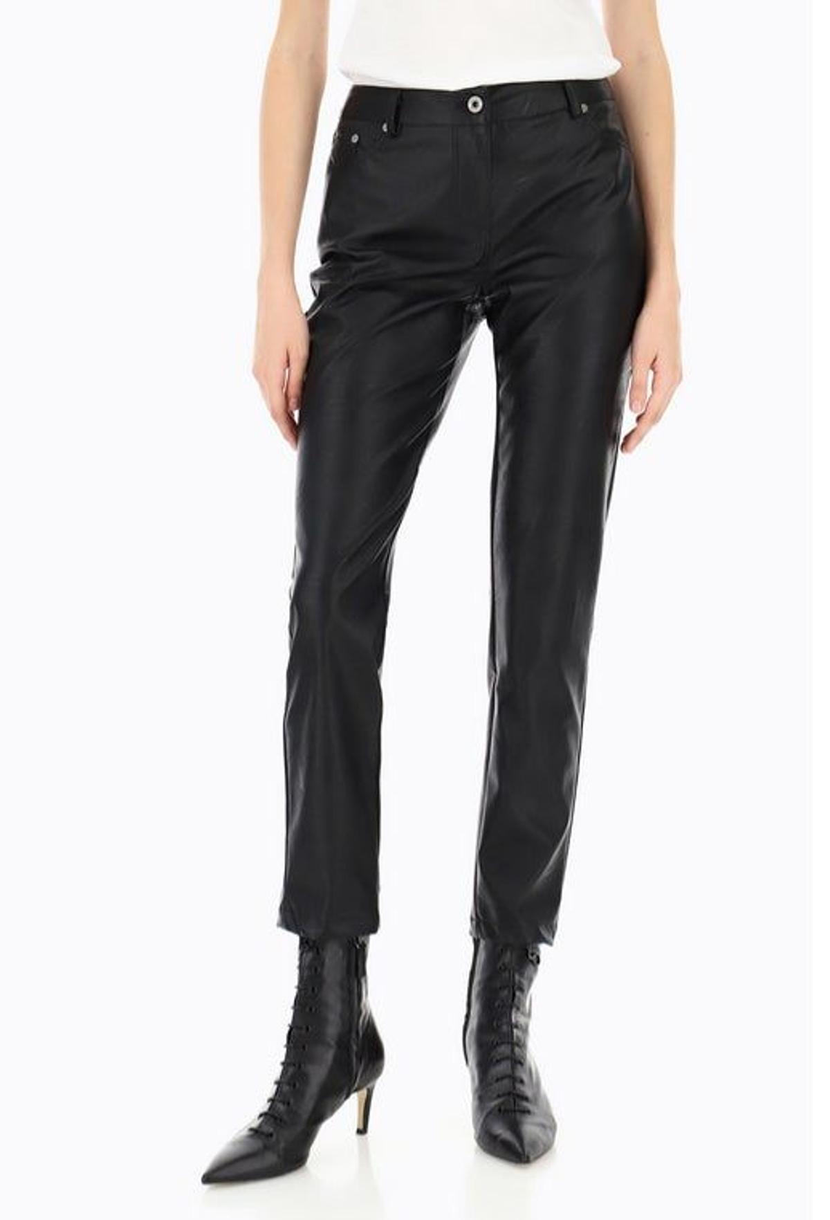 Pantalón de corte slim de piel sintética de Please (Precio: 83 euros)