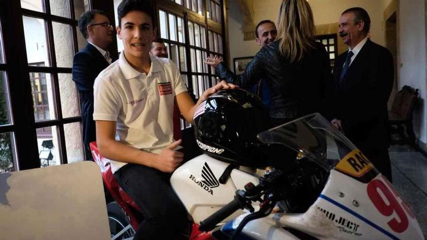 Guillermo Hernández sobre su Honda, con la que competirá este año en el CEV 2016 en Moto 3.