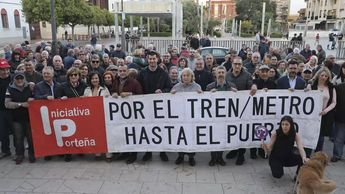 Concentración para reclamar el tren al Puerto de Sagunto