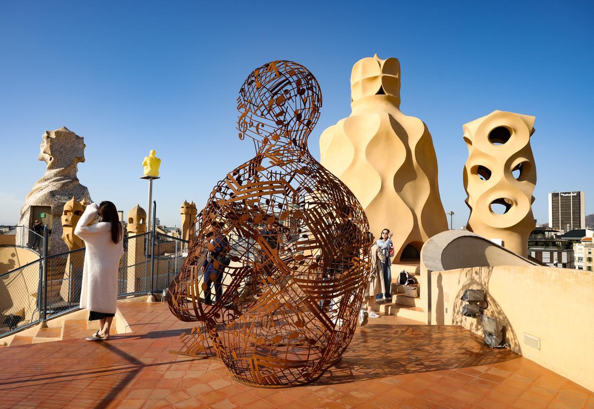 ’Silent Music IV’ (2019), escultura de Plensa instalada en la azotea de La Pedrera. 