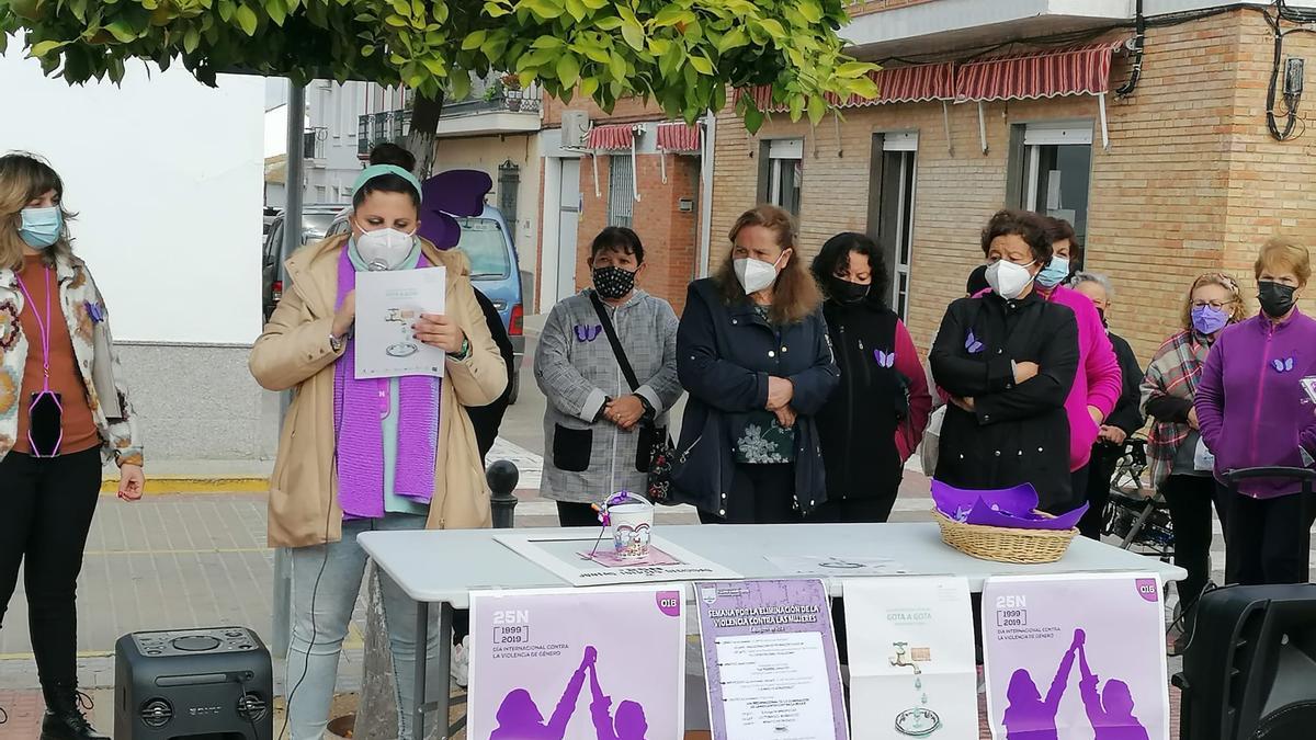 Concentración por el 25-N en la Plaza Real de Fuente Carreteros.