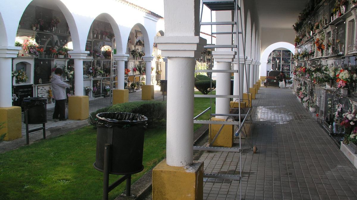 Interior de uno de los pasillos de nichos del cementerio municipal, el cual pretende ampliarse en terreno.