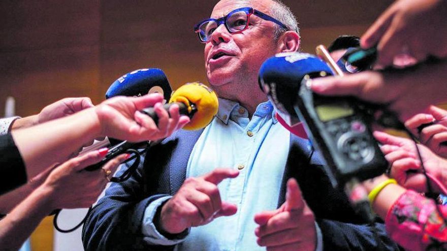 El dirigente de Coalición Canaria José Miguel Barragán atiende a los medios ayer en la sede de la formación en la capital grancanaria.