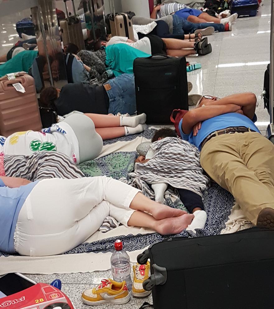 Gestrandet nach dem Unwetter: So sieht es am Montag (28.8.) am Flughafen Mallorca aus.