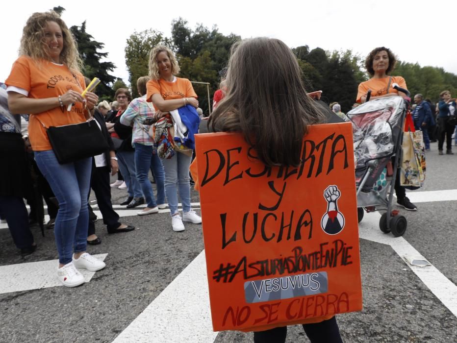 Los trabajadores de Vesuvius marchan a pie desde la fábrica de Riaño hasta la Junta